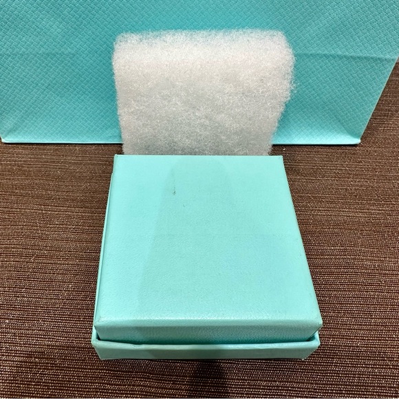 Authentic Tiffany & Co. jewellery gift box with matching gift bag and ribbon - Picture 4 of 9